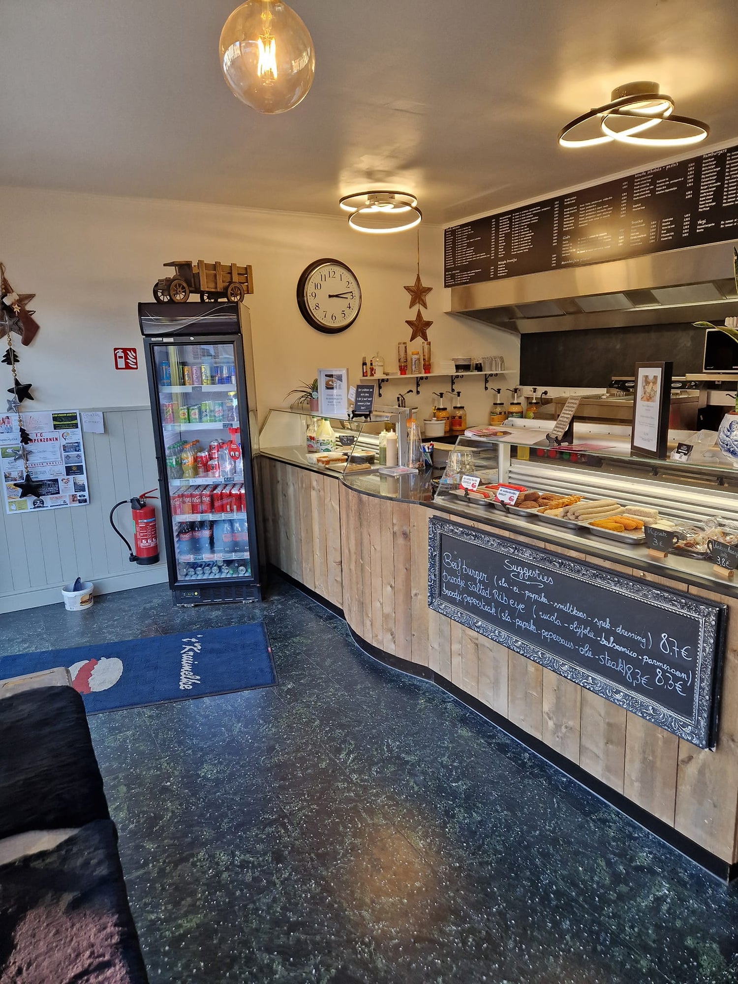 't Kruimelke in Dessel is een broodjesbar met vers gemaakte broodjes, ontbijtmanden, koude smoskes, warme smokes, verse soep, koude schotels, verse pasta en veel meer. Broodjesbar 't Kruimelke in de Kolkstraat 14 te Dessel. Onder leiding van zaakvoerders Gert en Kristien. Deze broodjesbar in de buurt is dagelijks open.