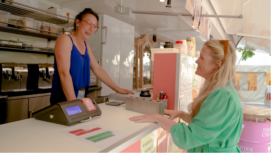 't Kruimelke in Dessel is een broodjesbar met vers gemaakte broodjes, ontbijtmanden, koude smoskes, warme smokes, verse soep, koude schotels, verse pasta en veel meer. Broodjesbar 't Kruimelke in de Kolkstraat 14 te Dessel. Onder leiding van zaakvoerders Gert en Kristien. Deze broodjesbar in de buurt is dagelijks open.