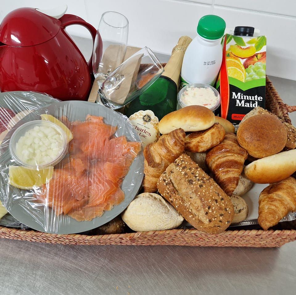 't Kruimelke in Dessel is een broodjesbar met vers gemaakte broodjes, ontbijtmanden, koude smoskes, warme smokes, verse soep, koude schotels, verse pasta en veel meer. Broodjesbar 't Kruimelke in de Kolkstraat 14 te Dessel. Onder leiding van zaakvoerders Gert en Kristien. Deze broodjesbar in de buurt is dagelijks open.