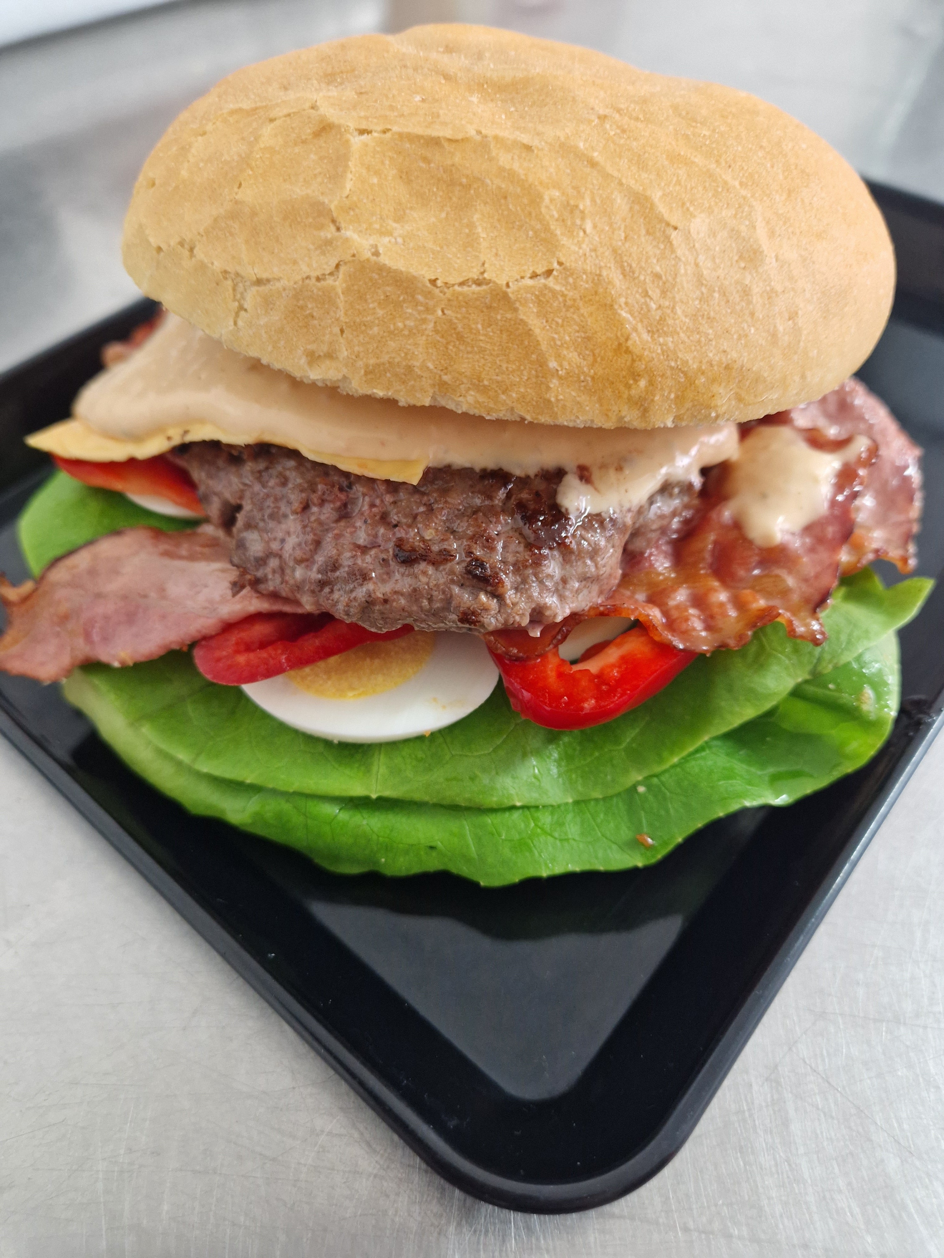 't Kruimelke in Dessel is een broodjesbar met vers gemaakte broodjes, ontbijtmanden, koude smoskes, warme smokes, verse soep, koude schotels, verse pasta en veel meer. Broodjesbar 't Kruimelke in de Kolkstraat 14 te Dessel. Onder leiding van zaakvoerders Gert en Kristien. Deze broodjesbar in de buurt is dagelijks open.