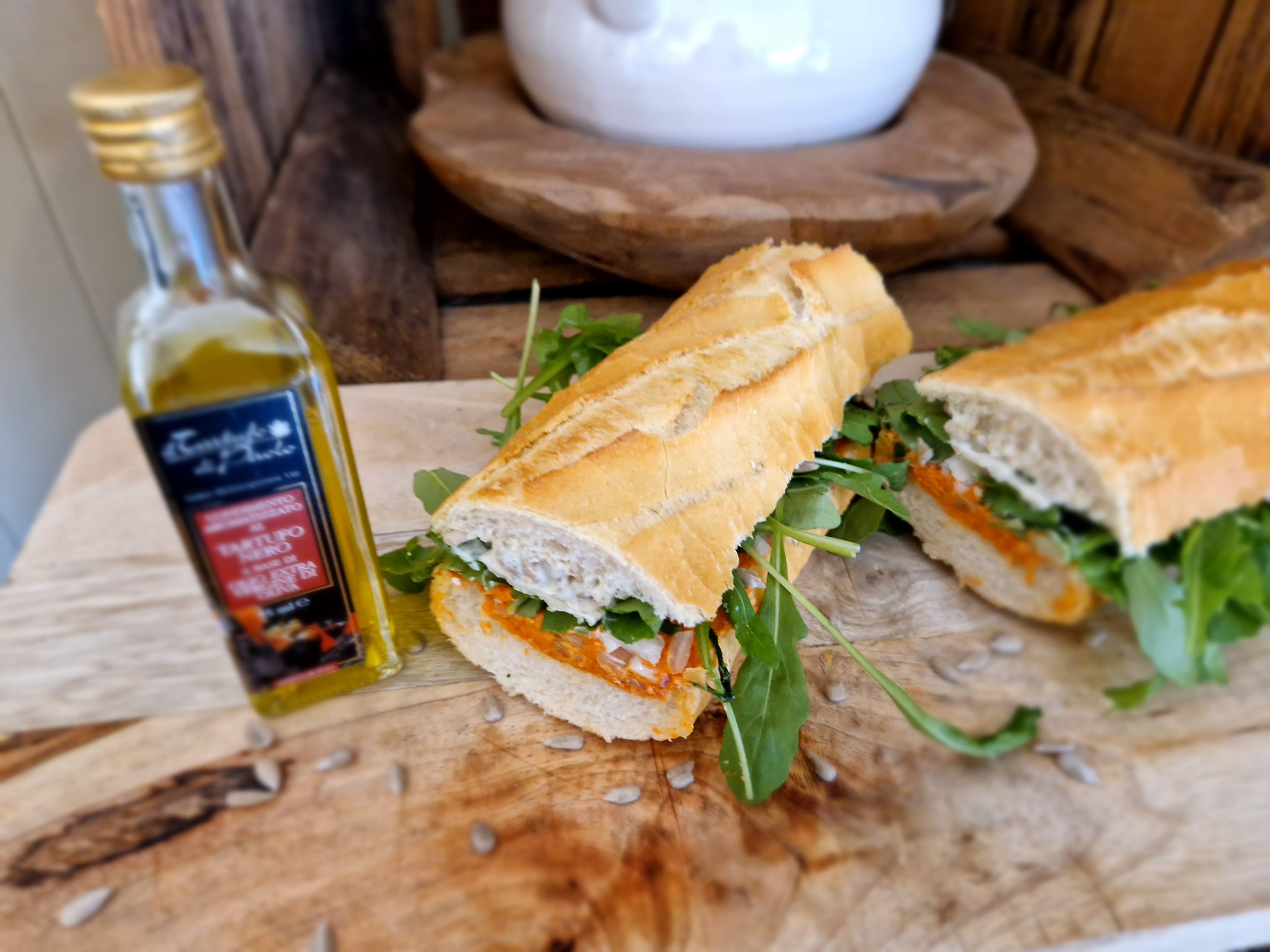 't Kruimelke in Dessel is een broodjesbar met vers gemaakte broodjes, ontbijtmanden, koude smoskes, warme smokes, verse soep, koude schotels, verse pasta en veel meer. Broodjesbar 't Kruimelke in de Kolkstraat 14 te Dessel. Onder leiding van zaakvoerders Gert en Kristien. Deze broodjesbar in de buurt is dagelijks open.