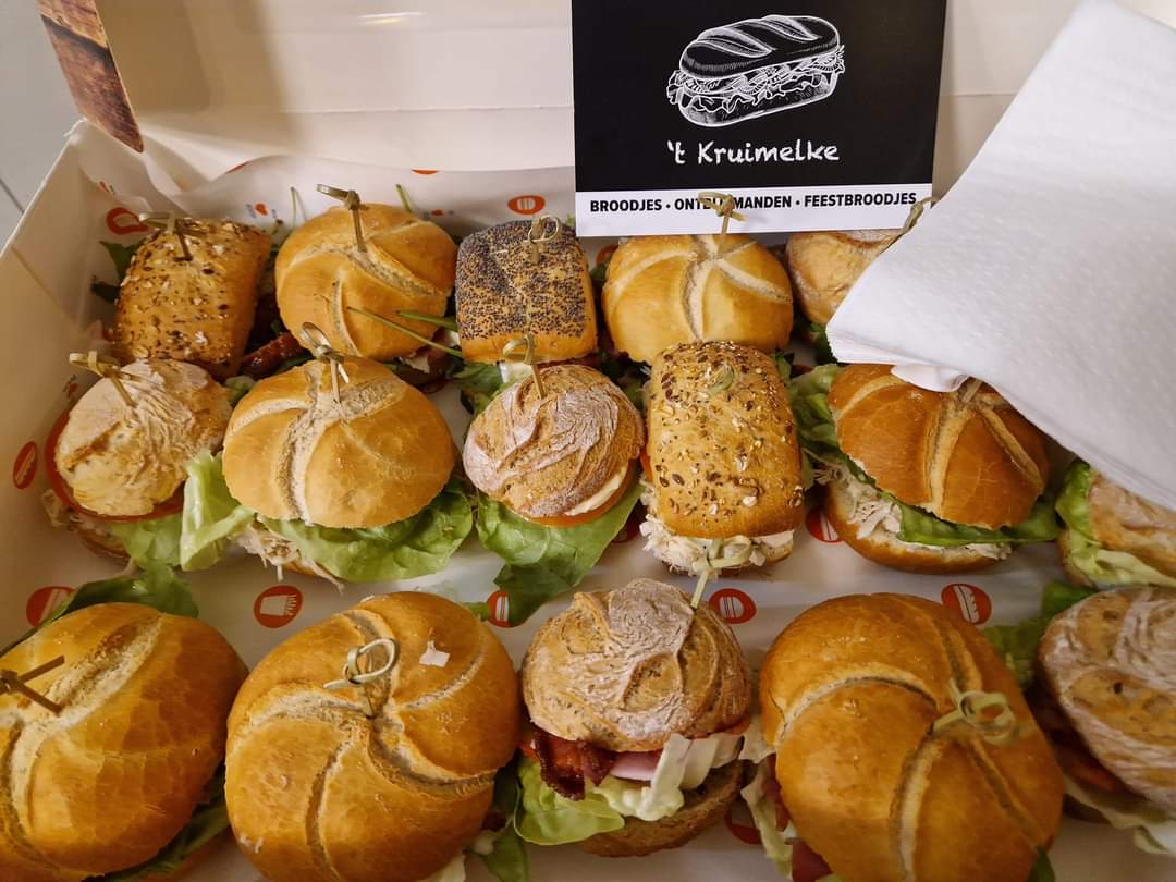 't Kruimelke in Dessel is een broodjesbar met vers gemaakte broodjes, ontbijtmanden, koude smoskes, warme smokes, verse soep, koude schotels, verse pasta en veel meer. Broodjesbar 't Kruimelke in de Kolkstraat 14 te Dessel. Onder leiding van zaakvoerders Gert en Kristien. Deze broodjesbar in de buurt is dagelijks open.