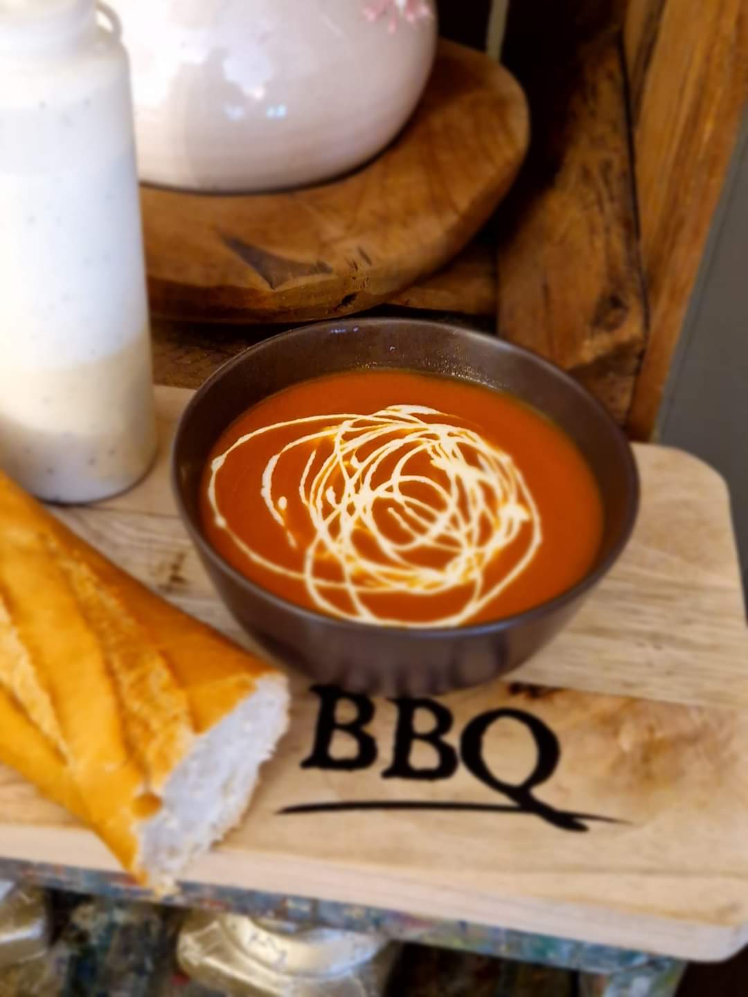 't Kruimelke in Dessel is een broodjesbar met vers gemaakte broodjes, ontbijtmanden, koude smoskes, warme smokes, verse soep, koude schotels, verse pasta en veel meer. Broodjesbar 't Kruimelke in de Kolkstraat 14 te Dessel. Onder leiding van zaakvoerders Gert en Kristien. Deze broodjesbar in de buurt is dagelijks open.