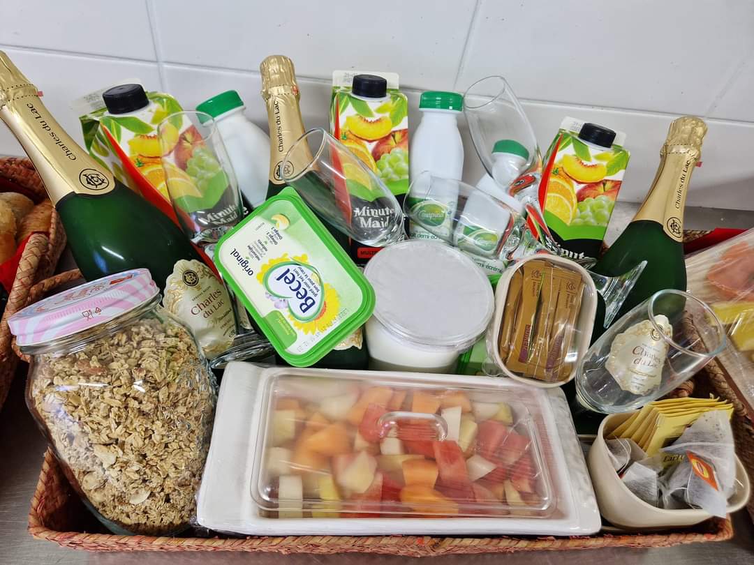 't Kruimelke in Dessel is een broodjesbar met vers gemaakte broodjes, ontbijtmanden, koude smoskes, warme smokes, verse soep, koude schotels, verse pasta en veel meer. Broodjesbar 't Kruimelke in de Kolkstraat 14 te Dessel. Onder leiding van zaakvoerders Gert en Kristien. Deze broodjesbar in de buurt is dagelijks open.