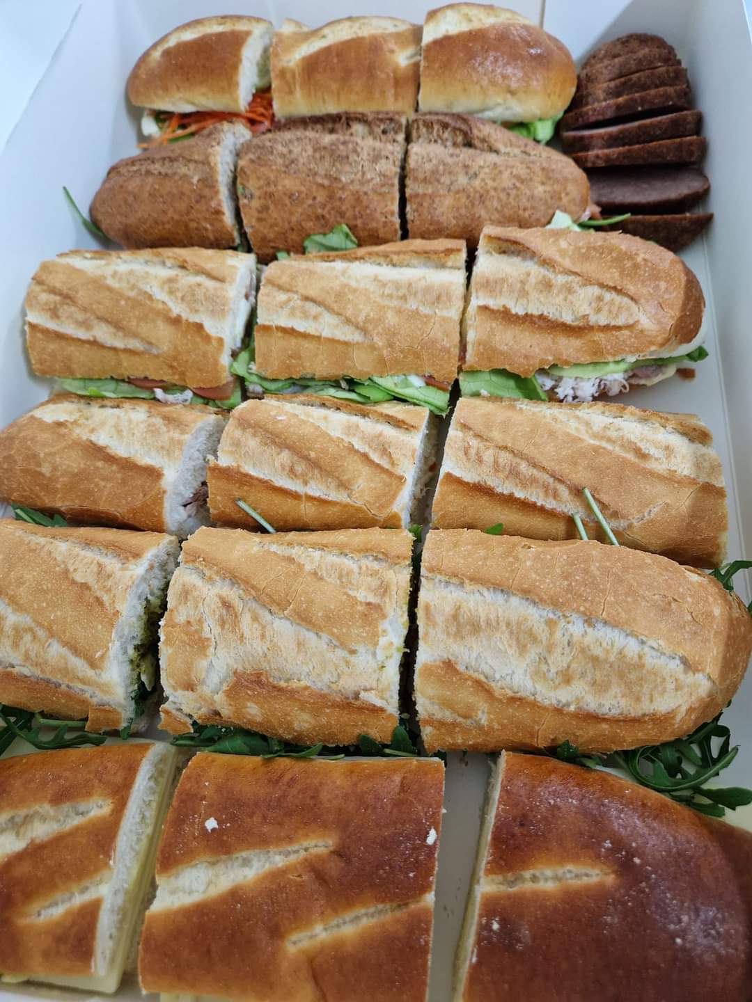 't Kruimelke in Dessel is een broodjesbar met vers gemaakte broodjes, ontbijtmanden, koude smoskes, warme smokes, verse soep, koude schotels, verse pasta en veel meer. Broodjesbar 't Kruimelke in de Kolkstraat 14 te Dessel. Onder leiding van zaakvoerders Gert en Kristien. Deze broodjesbar in de buurt is dagelijks open.