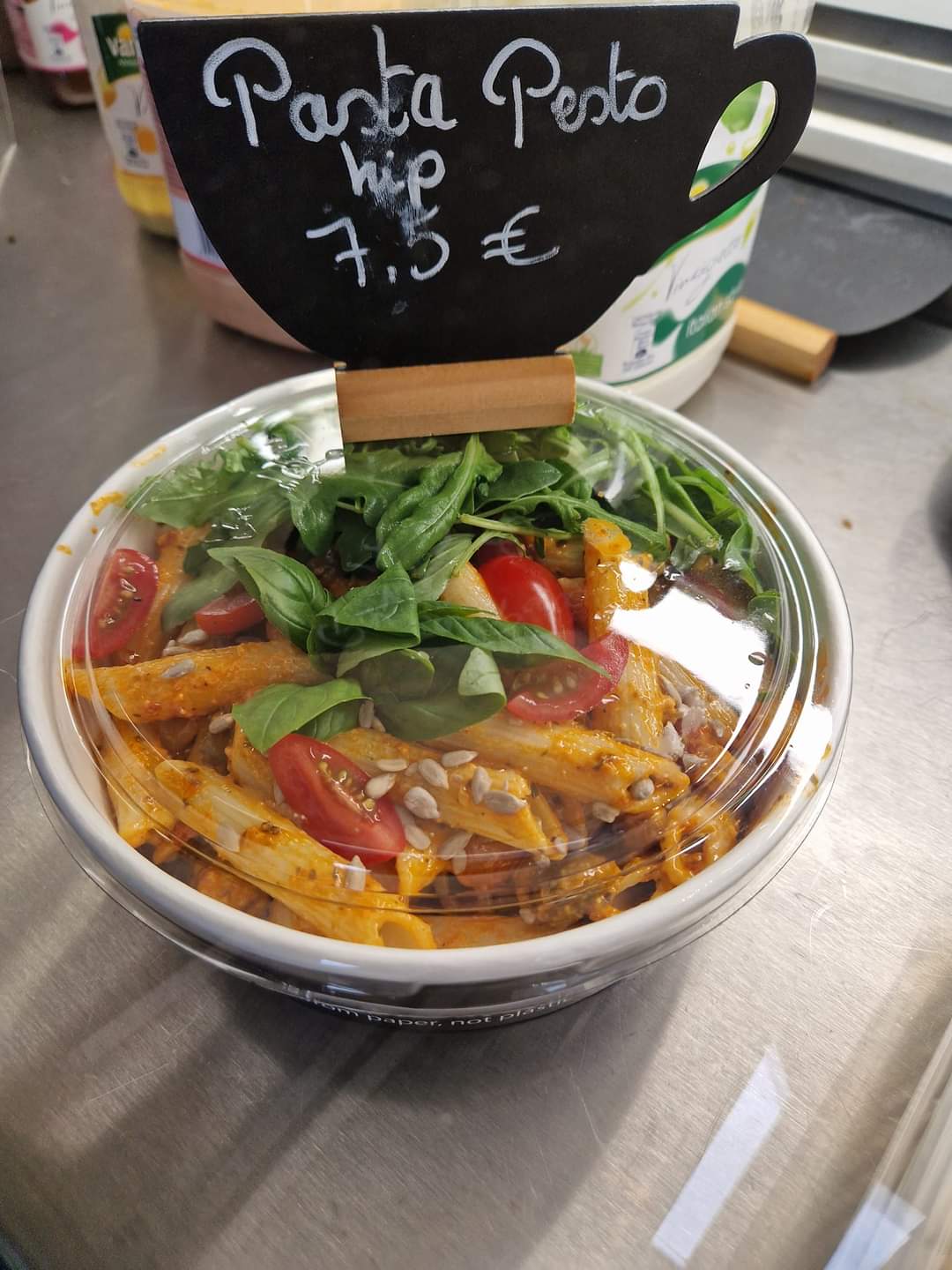 't Kruimelke in Dessel is een broodjesbar met vers gemaakte broodjes, ontbijtmanden, koude smoskes, warme smokes, verse soep, koude schotels, verse pasta en veel meer. Broodjesbar 't Kruimelke in de Kolkstraat 14 te Dessel. Onder leiding van zaakvoerders Gert en Kristien. Deze broodjesbar in de buurt is dagelijks open.