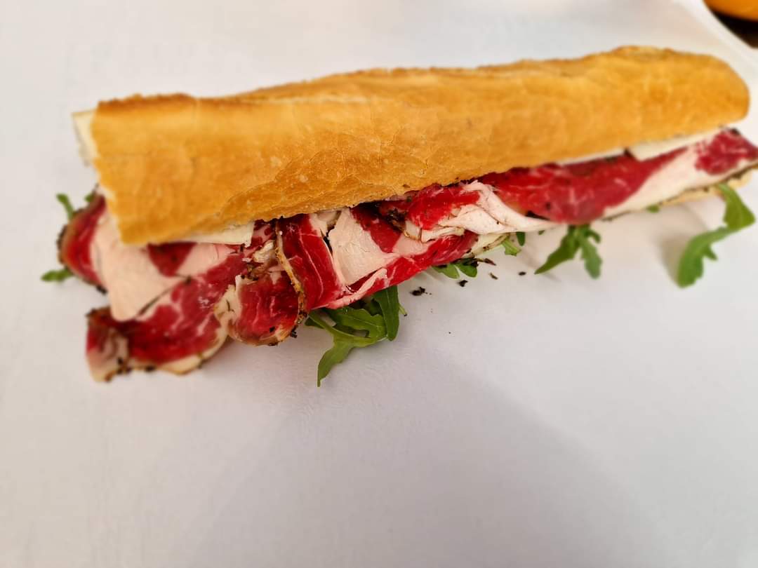 't Kruimelke in Dessel is een broodjesbar met vers gemaakte broodjes, ontbijtmanden, koude smoskes, warme smokes, verse soep, koude schotels, verse pasta en veel meer. Broodjesbar 't Kruimelke in de Kolkstraat 14 te Dessel. Onder leiding van zaakvoerders Gert en Kristien. Deze broodjesbar in de buurt is dagelijks open.