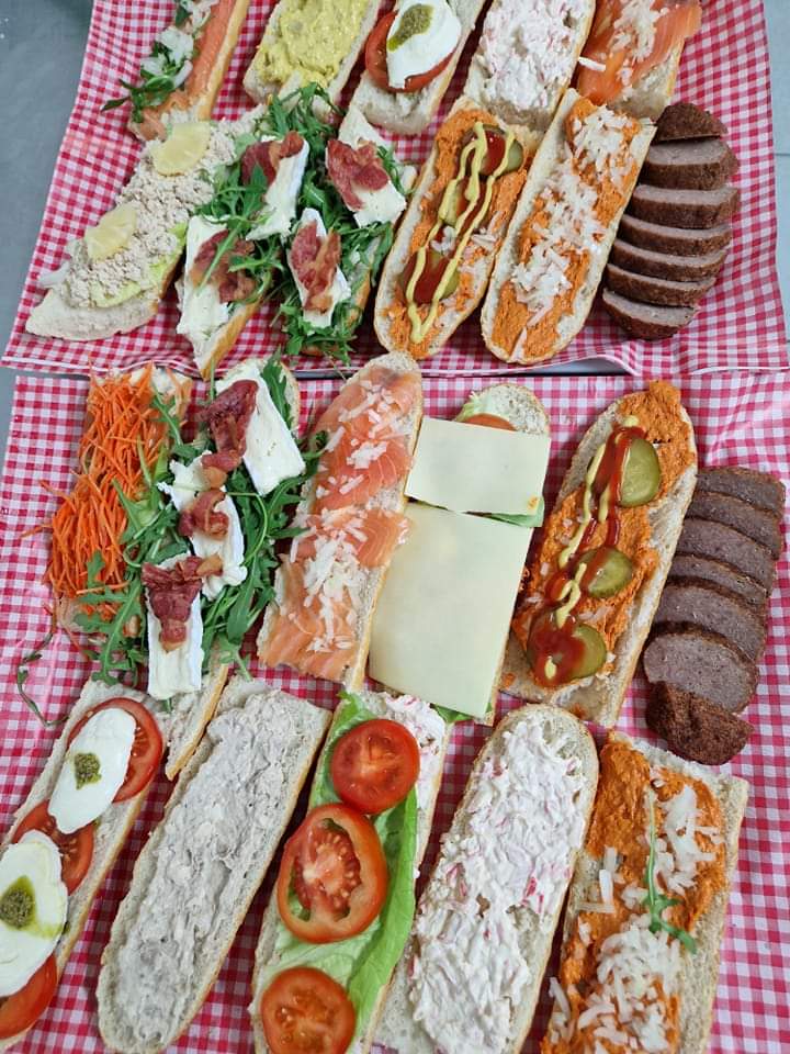 't Kruimelke in Dessel is een broodjesbar met vers gemaakte broodjes, ontbijtmanden, koude smoskes, warme smokes, verse soep, koude schotels, verse pasta en veel meer. Broodjesbar 't Kruimelke in de Kolkstraat 14 te Dessel. Onder leiding van zaakvoerders Gert en Kristien. Deze broodjesbar in de buurt is dagelijks open.